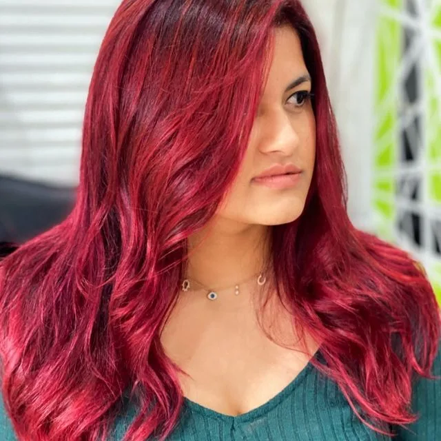 Vivid magenta-red colour, soft waves